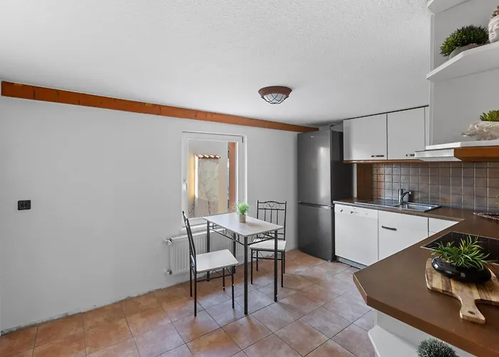 Sabina Monteurwohnung I 75 Zoll Tv I Küche I Bad I Backofen I * Trebbin